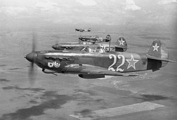 Истребители гвардейского Краснознаменного авиаполка в небе над Севастополем во время Великой Отечественной войны, 1944 год - Sputnik Казахстан