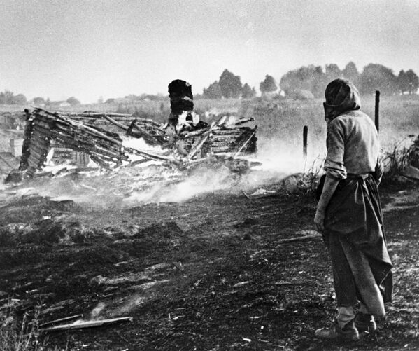 Гитлеровцы сожгли дотла белорусскую деревню, 1944 год - Sputnik Казахстан