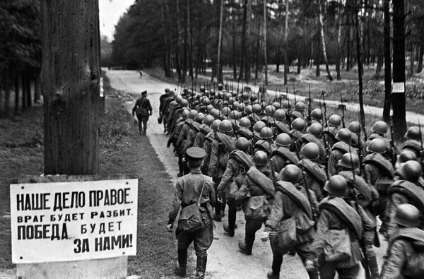Колонны бойцов движутся на фронт из Москвы, 23 июня 1941 года - Sputnik Казахстан