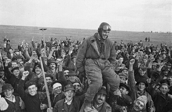 Жители деревни Омолица приветствуют советского летчика Семена Бойко, прилетевшего первым на югославскую землю, 1944 год - Sputnik Казахстан