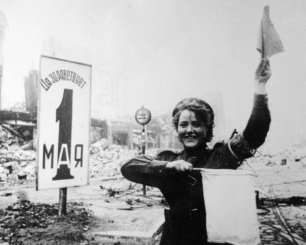 Военная регулировщица Мария Шальнева на Александерплац в Берлине, 1945 год - Sputnik Казахстан