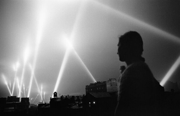 Лучи прожекторов войск ПВО освещают небо Москвы, 1941 год - Sputnik Қазақстан