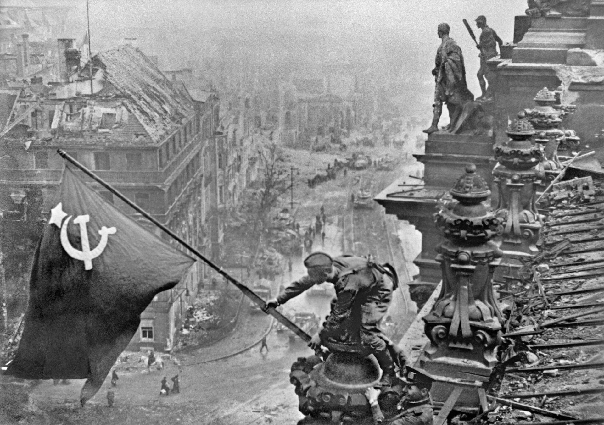 Знамя Победы над Берлином, 1945 год - Sputnik Казахстан, 1920, 22.06.2023