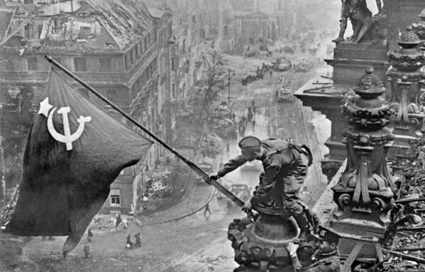 Знамя Победы над Берлином, 1945 год Знамя Победы над Берлином, 1945 год - Sputnik Казахстан