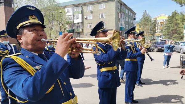 Ветерана поздравили в Актобе песнями с военным оркестром - Sputnik Казахстан