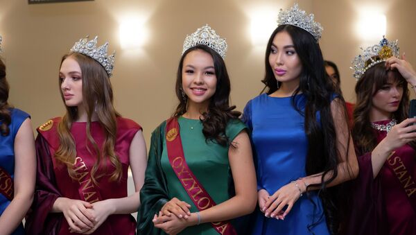Кызылординка Камилла Серикбай представит Казахстан на конкурсе Мисс Вселенная ( на фото в центре) - Sputnik Казахстан