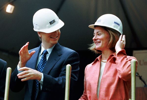 Билл Гейтс с супругой Мелиндой на открытии нового здания юридической школы Вашингтонского университета в Сиэтле, 2001 год - Sputnik Казахстан