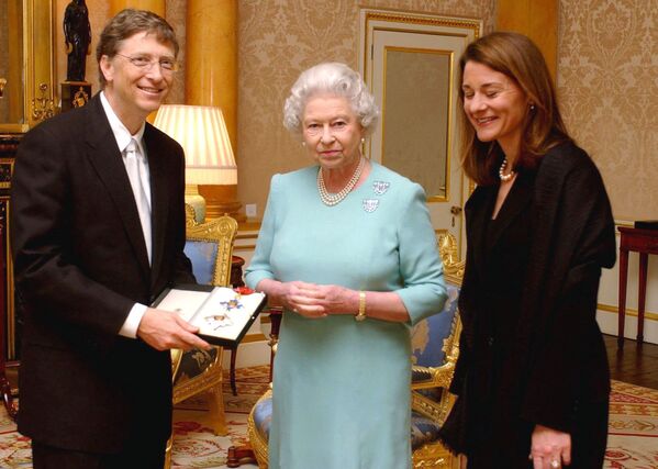 Королева Великобритании Елизавета II вручает магнату Microsoft Биллу Гейтсу почетное рыцарское звание в Букингемском дворце, Лондон, среда, 2 марта 2005 года. - Sputnik Казахстан