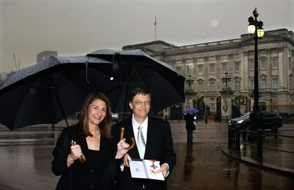 Билл Гейтс с супругой Мелиндой у Букингемского дворца в Лондоне, 2005 год - Sputnik Қазақстан