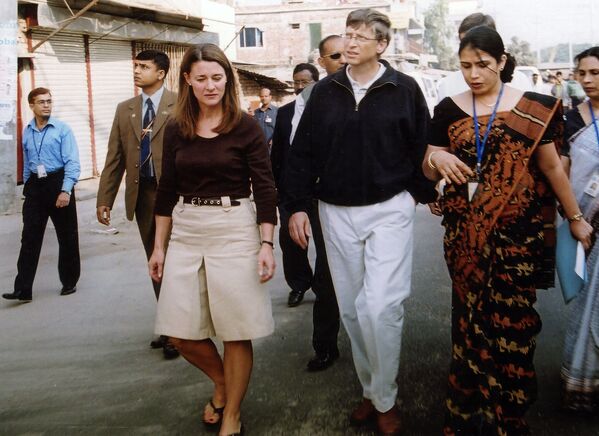 Билл Гейтс с супругой Мелиндой в Бангладеш, 2005 год - Sputnik Қазақстан