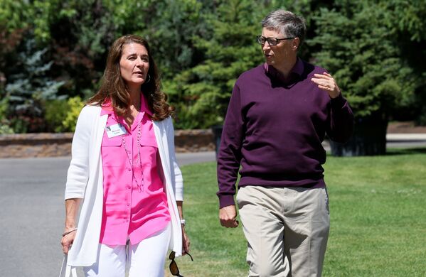 Билл Гейтс с супругой Мелиндой на конференции Allen & Co в Сан-Валли, США, 2014 год - Sputnik Казахстан