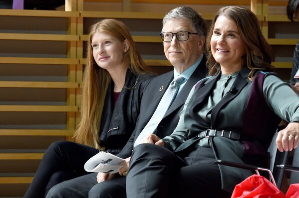 Билл Гейтс с супругой Мелиндой и младшей дочерью Фиби Адель, 2017 год - Sputnik Қазақстан