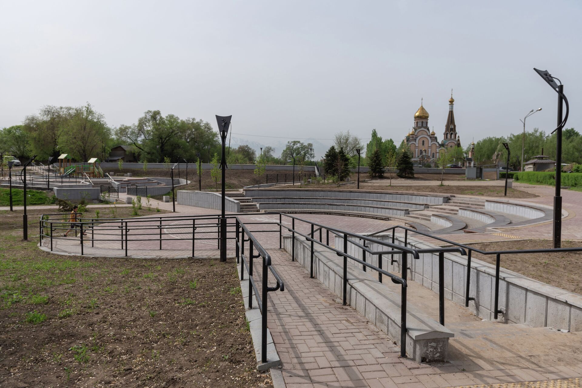 Полтора года власти Алматы не могут восстановить разграбленный монумент героям ВОВ - Sputnik Казахстан, 1920, 06.05.2021
