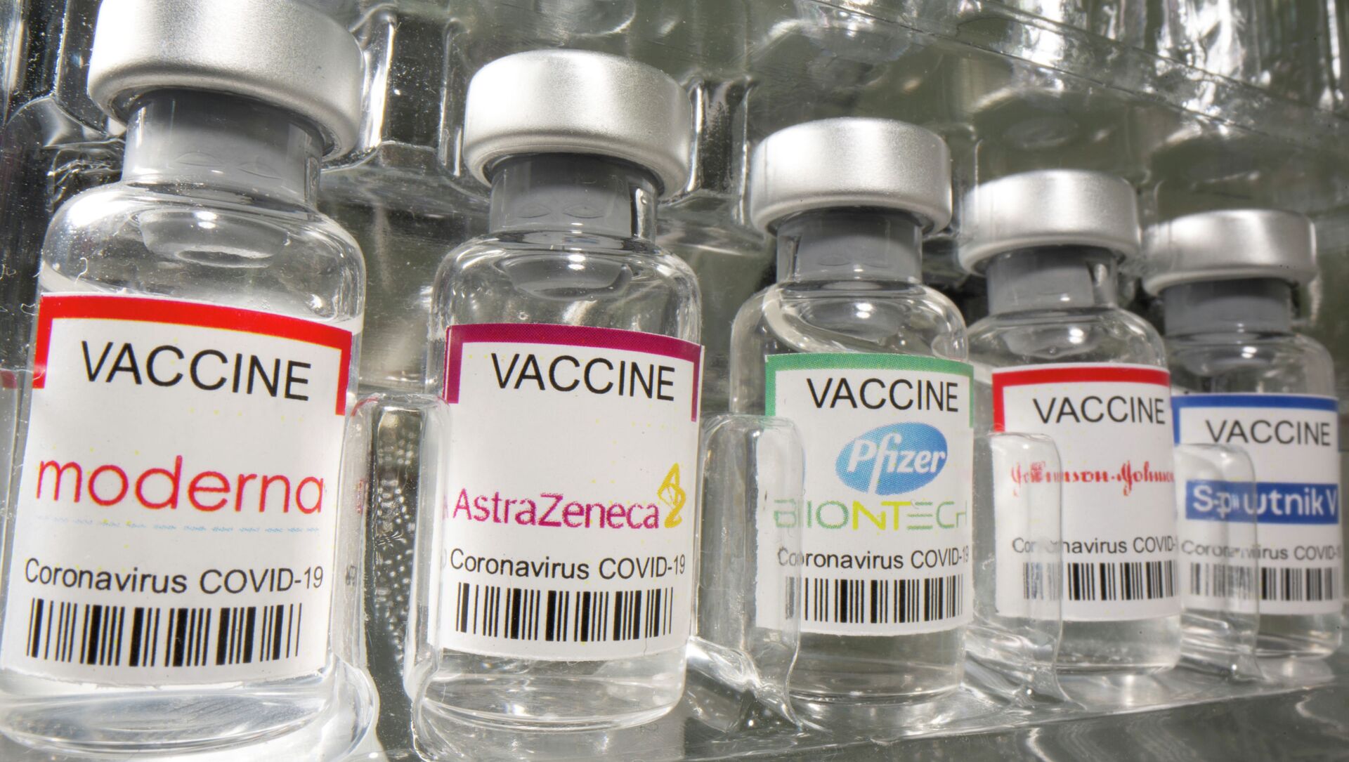 Флаконы с вакцинами от коронавируса Moderna, AstraZeneca, Pfizer - Biontech, Johnson & Johnson, Sputnik V  - Sputnik Казахстан, 1920, 13.10.2021