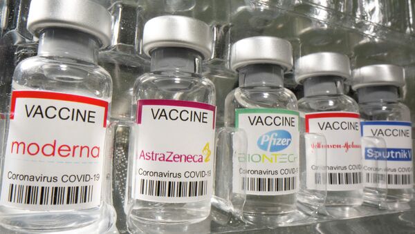 Флаконы с вакцинами от коронавируса Moderna, AstraZeneca, Pfizer - Biontech, Johnson & Johnson, Sputnik V  - Sputnik Казахстан