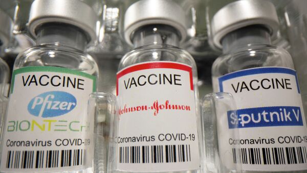 Флаконы с вакцинами от коронавируса Pfizer - Biontech, Johnson & Johnson, Sputnik V  - Sputnik Қазақстан