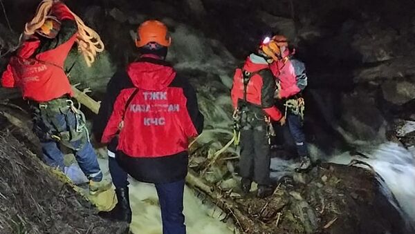 Спасательная операция республиканского оперативно-спасательного отряда в горах Алматы - Sputnik Казахстан