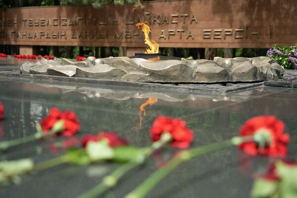 Мемориал Славы с Вечным огнем был открыт здесь 8 мая 1975 года и приурочен к 30-летию Победы в Великой Отечественной войне - Sputnik Казахстан