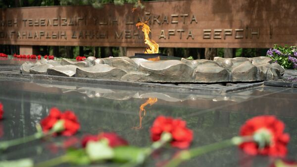 Мемориал Славы с Вечным огнем был открыт здесь 8 мая 1975 года и приурочен к 30-летию Победы в Великой Отечественной войне - Sputnik Казахстан