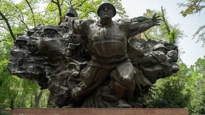В центральной части мемориала с названием “Подвиг” запечатлены образы героев-панфиловцев, героически защищавших Москву от немецко-фашистских захватчиков