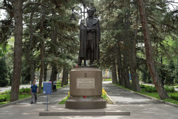 В 2010 году, с северной стороны парка был установлен монумент Герою Советского Союза, панфиловцу, участнику битвы за Москву Бауыржану Момышулы. В панфиловской дивизии он командовал 1073 батальоном Талгарского стрелкового полка - Sputnik Казахстан