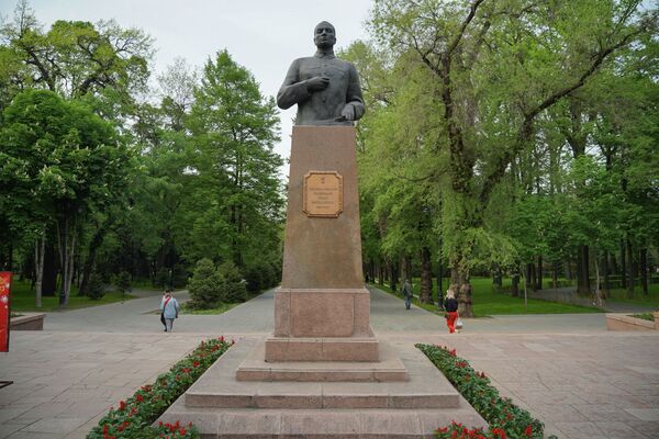 С южного входа в парк расположен бюст командира 316-й стрелковой дивизии, Героя Советского Союза, генерал-майора Ивана Панфилова. - Sputnik Казахстан