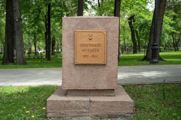 Вдоль аллеи установлены гранитные тумбы по обе стороны которых увековечены имена 28-ми героев-панфиловцев. - Sputnik Казахстан