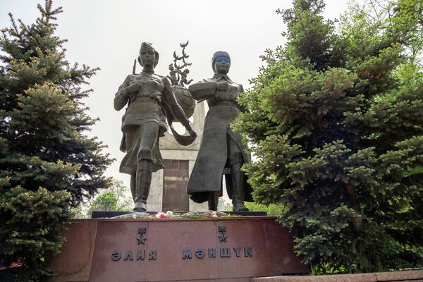 Памятник двум казахстанкам, Героям Советского Союза, пулеметчице Маншук Маметовой и снайперу Алие Молдагуловой был установлен в 1997 году. - Sputnik Казахстан