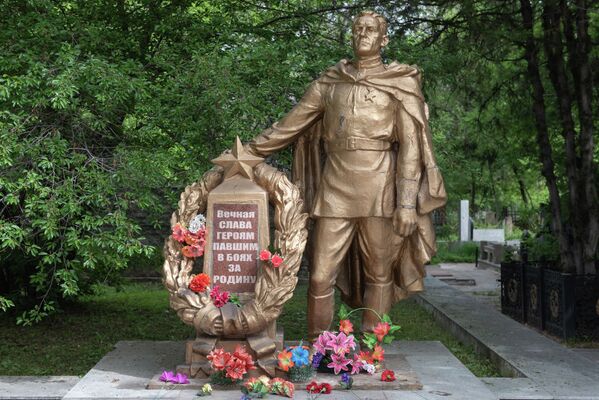 Он был установлен на месте братской могилы, где были захоронены 560 воинов, умерших от ран в алматинских госпиталях. - Sputnik Казахстан