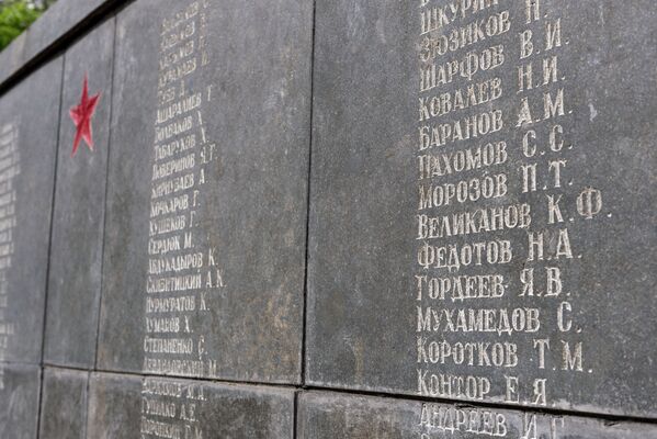 В композицию мемориала входят шпиль высотой девять метров, постамент, на котором выбиты имена солдат, и фигура воина в накидке, с орденом Славы на груди. - Sputnik Казахстан