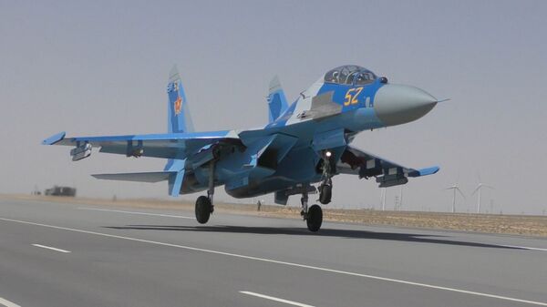 Истребитель Су-27 сел на автомагистраль - Sputnik Қазақстан