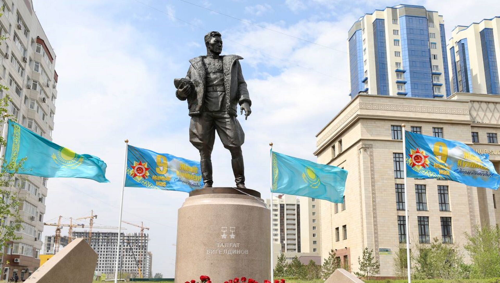 Памятник Талгату Бигельдинову открыли в Нур-Султане - Sputnik Қазақстан, 1920, 08.05.2021
