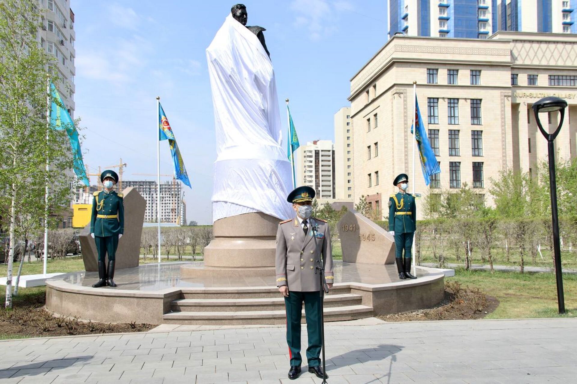 Памятник легендарному летчику Талгату Бегельдинову появился в Нур-Султане - Sputnik Казахстан, 1920, 08.05.2021