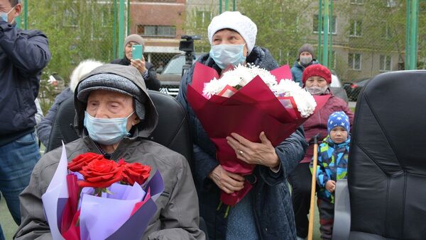 Полицейские поздравили ветерана с Днем Победы и днем рождения - Sputnik Казахстан
