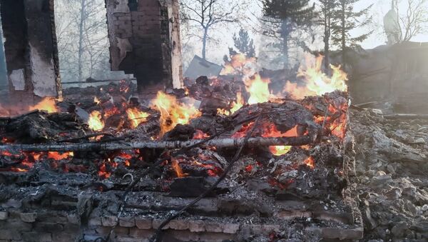 Огнем охвачены уже 35 домов в Риддере - Sputnik Казахстан
