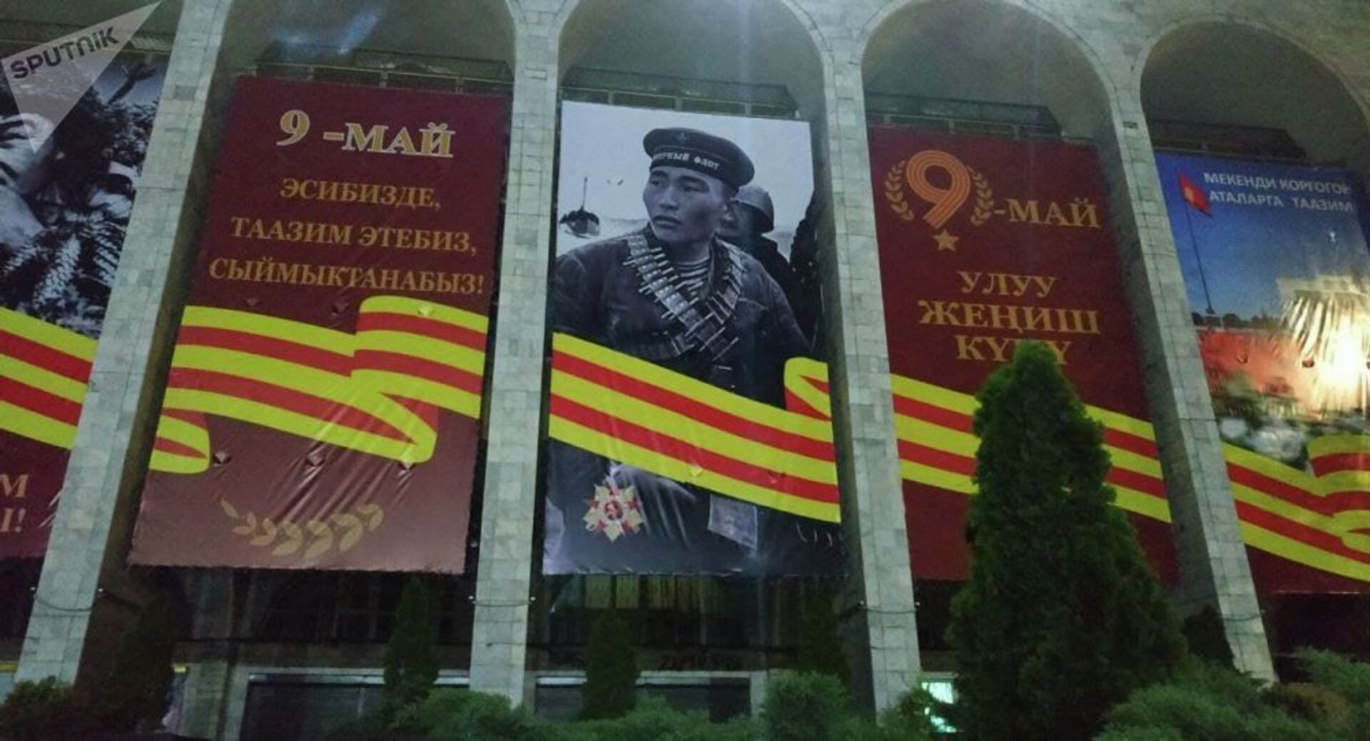 Помним, чтим, гордимся: в Бишкеке разместили плакат с фашистом - Sputnik Казахстан, 1920, 11.05.2021