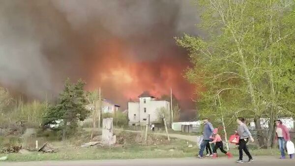  Пожар в Риддере – горят дома, погибла пенсионерка - видео - Sputnik Казахстан