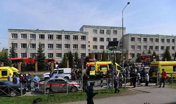Ситуация у школы в Казани, в которой неизвестные открыли огонь - Sputnik Казахстан