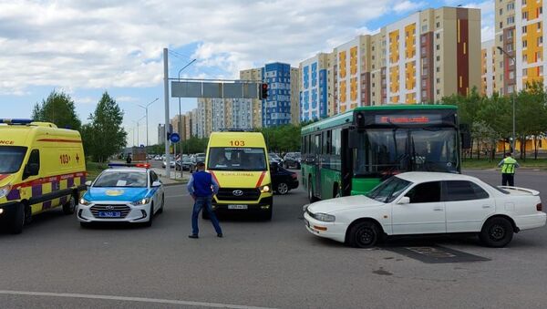 Пассажирский автобус столкнулся с иномаркой в Алматы: пострадали три человека - Sputnik Казахстан