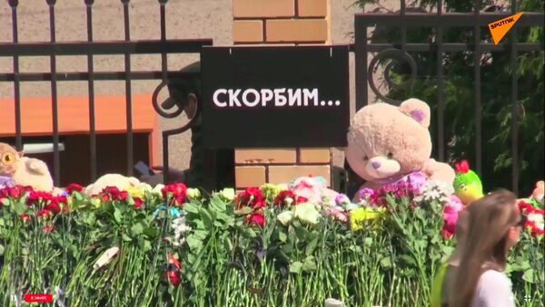 Стихийный мемориал возле школы в Казани - Sputnik Казахстан