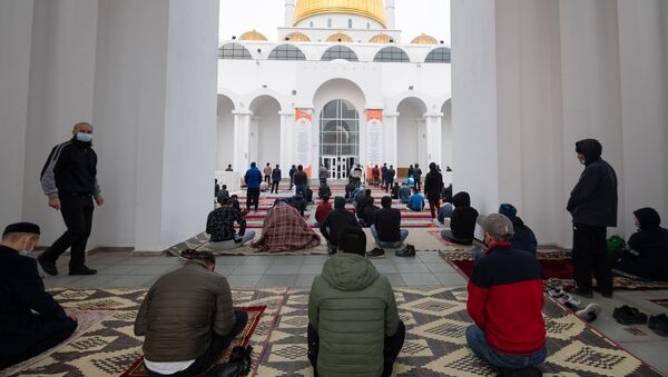 Айт намаз во дворе мечети - Sputnik Казахстан