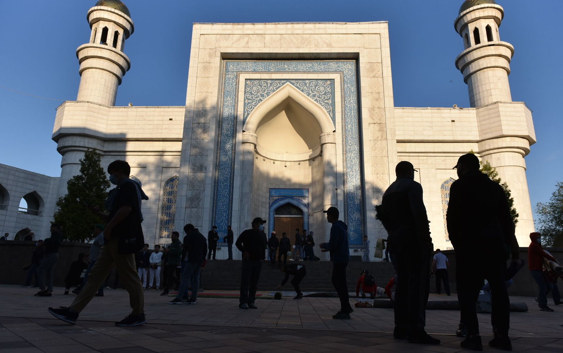 Какие мусульмане в казахстане. Фото возле мечети. Ораза айт Казахстан. Айт в 2024 году Казахстане.
