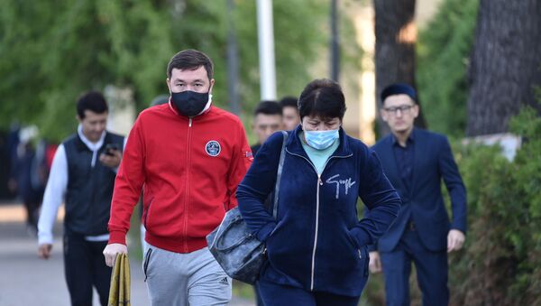 Алматинцы в масках на улицах города - Sputnik Казахстан