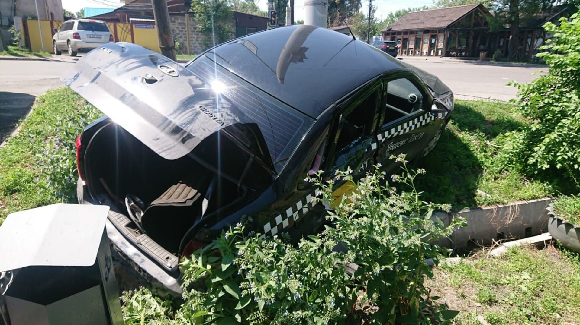 Автомобиль такси вылетел на тротуар и сбил пешехода в Алматы - Sputnik Казахстан, 1920, 13.05.2021