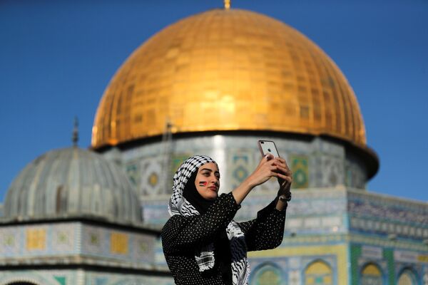 Палестинка снимает селфи на фоне Купола Скалы во время молитвы Ид-аль-Фитр, в Старом городе Иерусалима - Sputnik Қазақстан