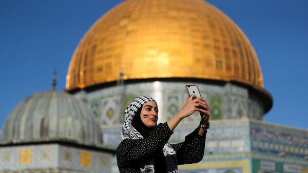 Палестинка снимает селфи на фоне Купола Скалы во время молитвы Ид-аль-Фитр, в Старом городе Иерусалима - Sputnik Қазақстан