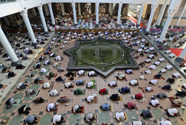 Мусульмане во время молитвы Ид-аль-Фитр, знаменующей окончание Рамадана, в мечети Аль-Акбар в Сурабайе, Восточная Ява, Индонезия - Sputnik Қазақстан