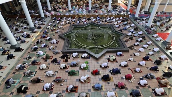 Мусульмане во время молитвы Ид-аль-Фитр, знаменующей окончание Рамадана, в мечети Аль-Акбар в Сурабайе, Восточная Ява, Индонезия - Sputnik Казахстан