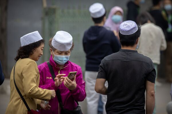 Мусульмане собираются у мечети Нюцзе перед началом молитвы Ид-аль-Фитр в Пекине - Sputnik Қазақстан
