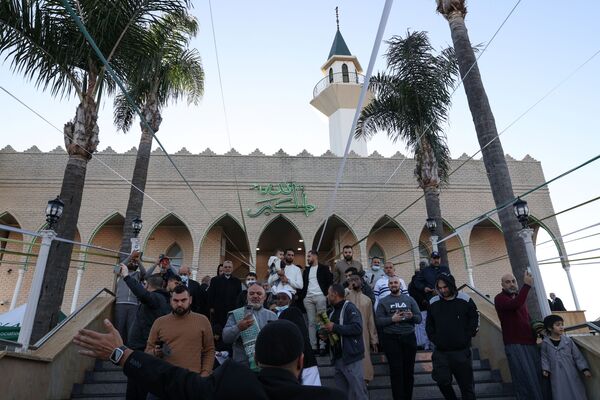 Мусульмане покидают мечеть Лакемба после утренней молитвы Ид-аль-Фитр, знаменующей конец священного месяца поста Рамадан, в пригороде Сиднея, Австралия - Sputnik Казахстан